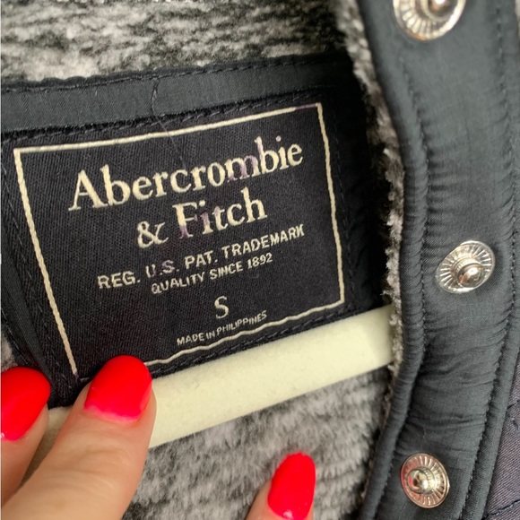 Abercrombie and Fitch Asymmetrical Snap-Up Fleece Size Small - Picture 5 of 10